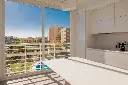 uitzicht zwembad vanuit de woonkamer.webp