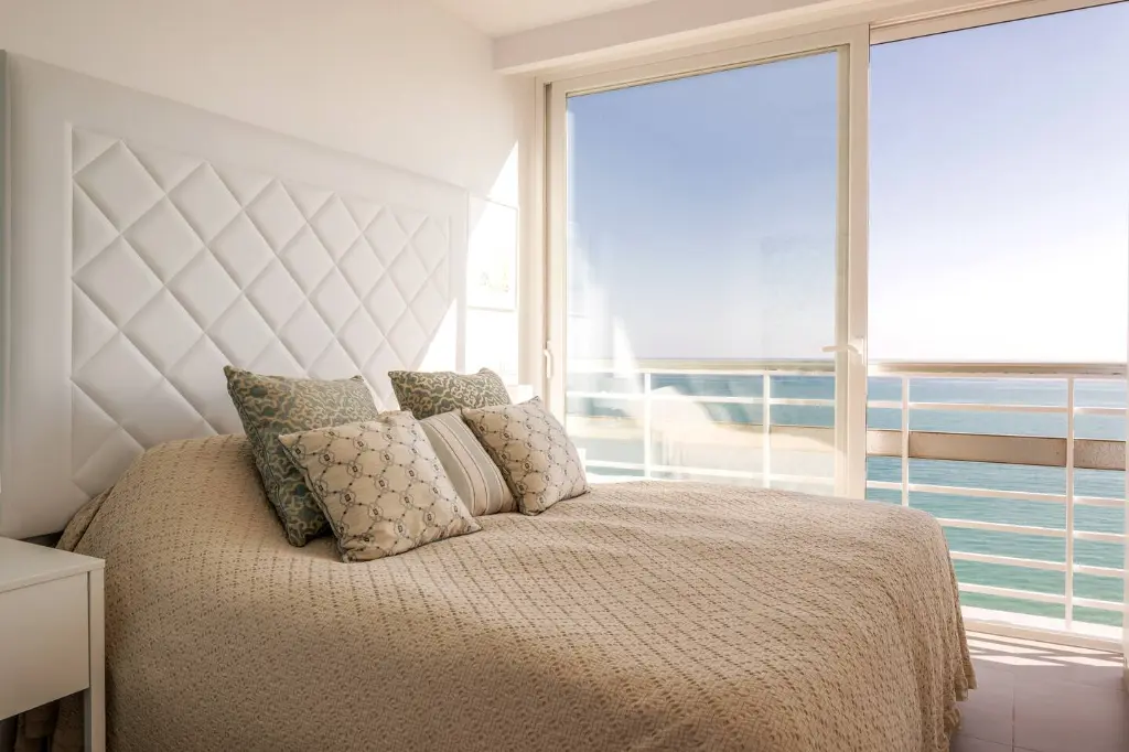 prachtig zeezicht masterbedroom.webp