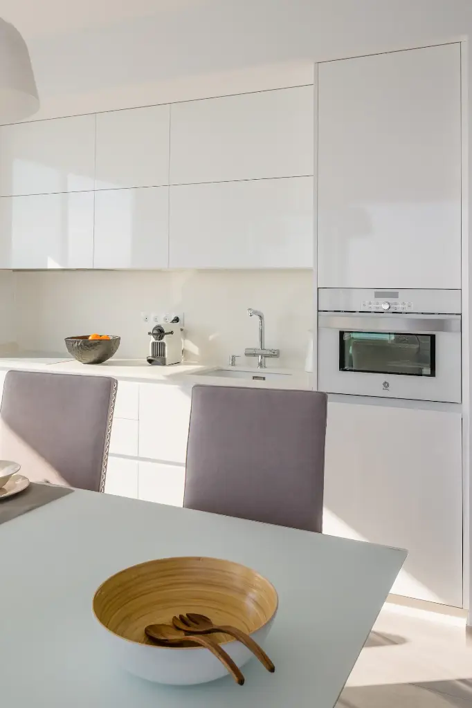 keuken met oven-microgolf, inductiekookplaat, koelkast diepvries, nespresso.webp