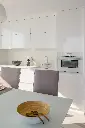 keuken met oven-microgolf, inductiekookplaat, koelkast diepvries, nespresso.webp